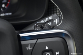 2019款沃尔沃XC40 2.0T四驱运动日暮水晶白T5