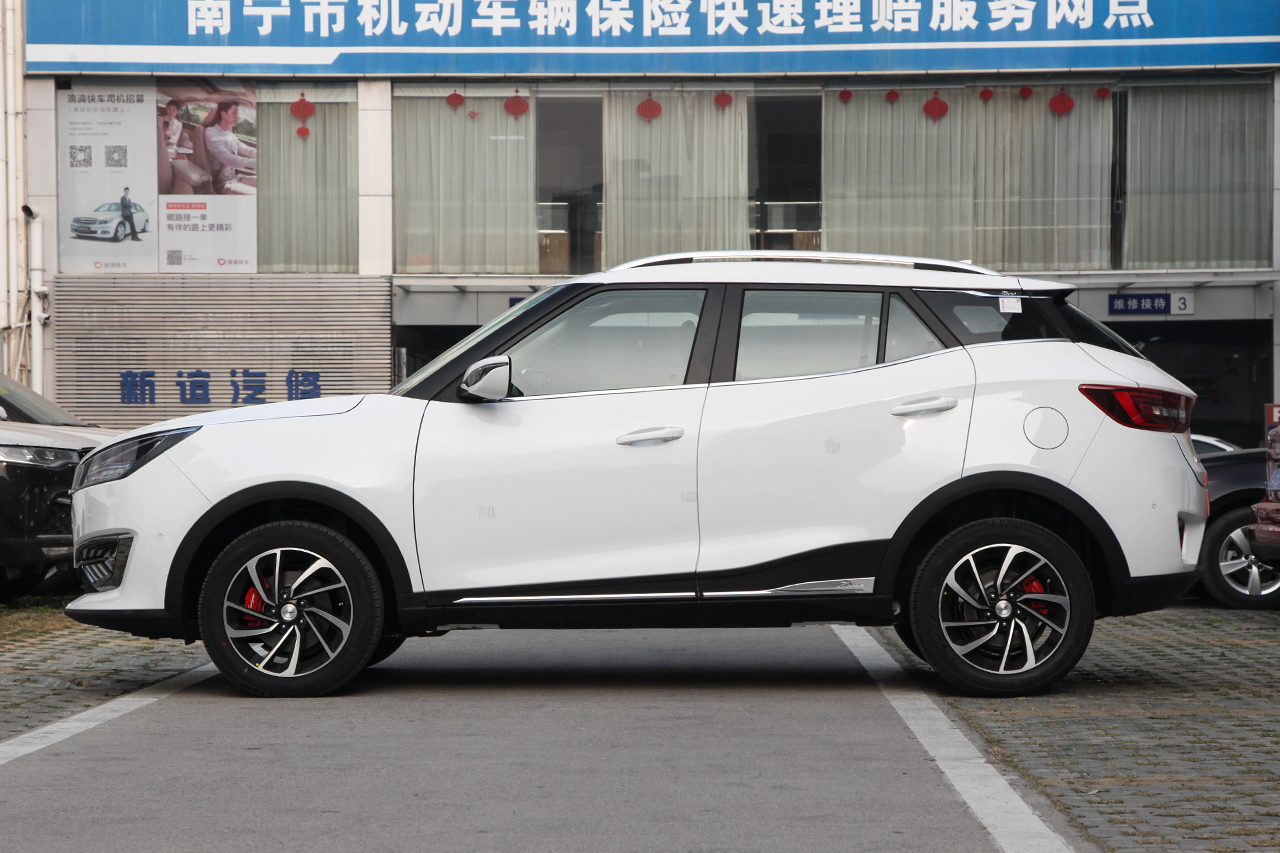 2017款众泰T300 1.5T自动尊贵型 