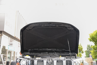 2016款北京BJ40L 2.0T手动四驱尊贵版 极夜黑