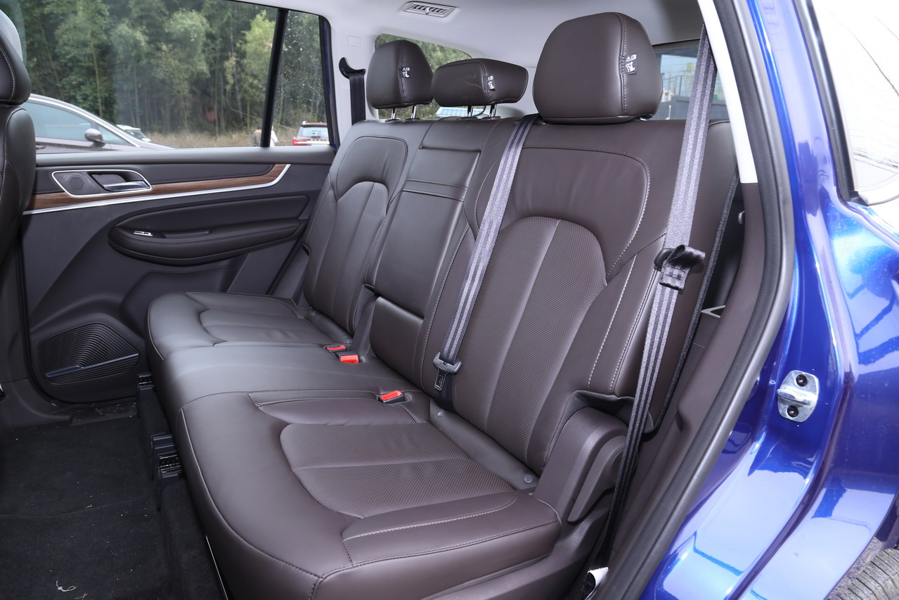 2018款荣威RX8 2.0T自动智联网四驱至尊版