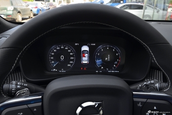 2019款沃尔沃XC40 2.0T四驱运动日暮水晶白T5