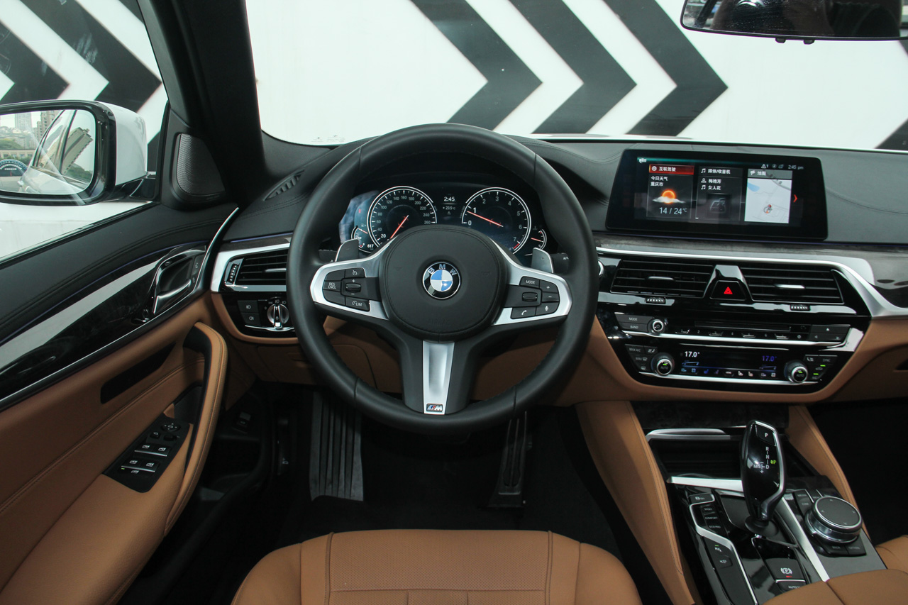 2018款宝马5系2.0T自动530Li领先型 M运动套装