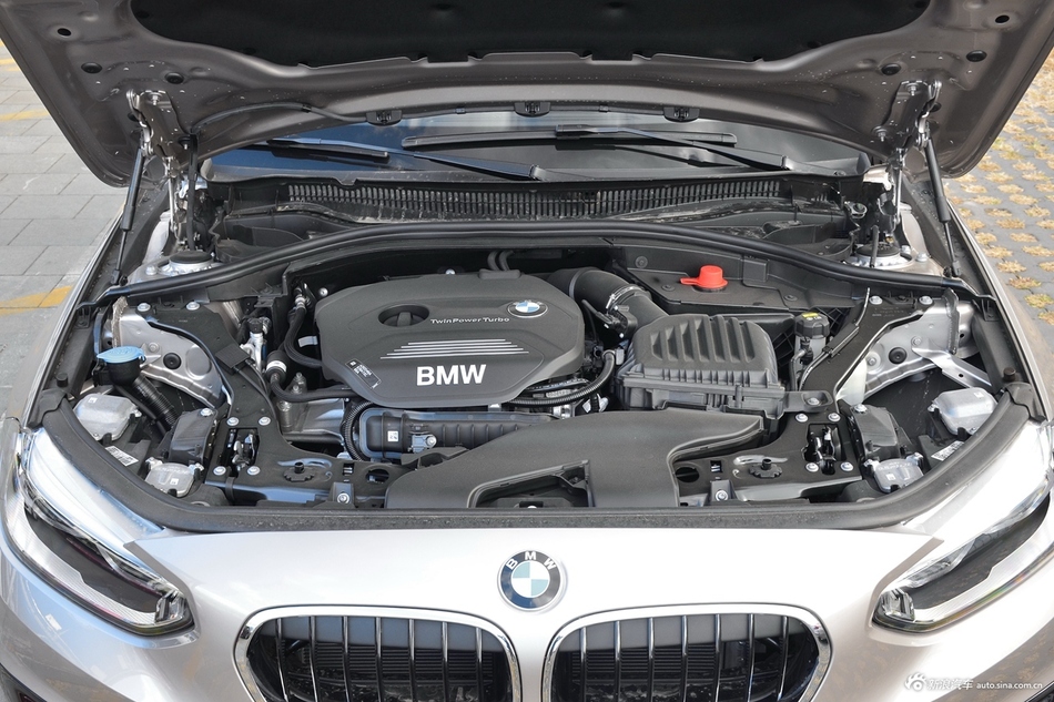 2018款宝马1系118i自动设计套装型