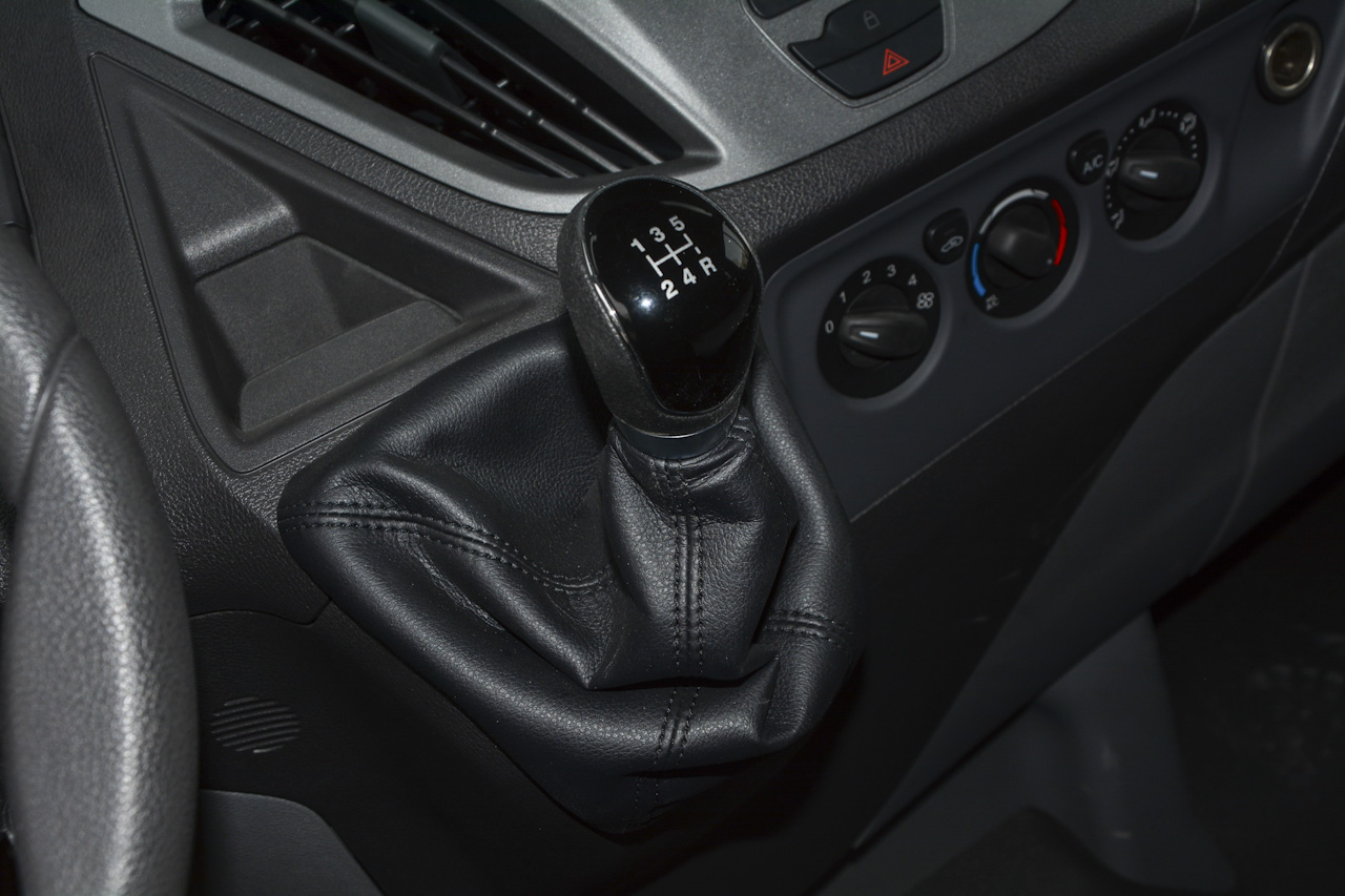 2017款新全顺 2.0T自动汽油多功能商用车短轴低顶