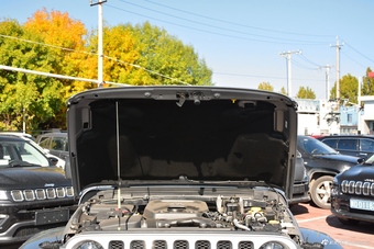 2018款牧马人2.0T自动四门撒哈拉版