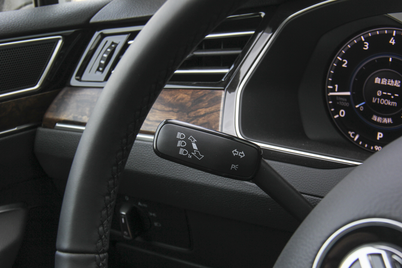 2018款迈腾1.8T自动330TSI DSG尊贵型