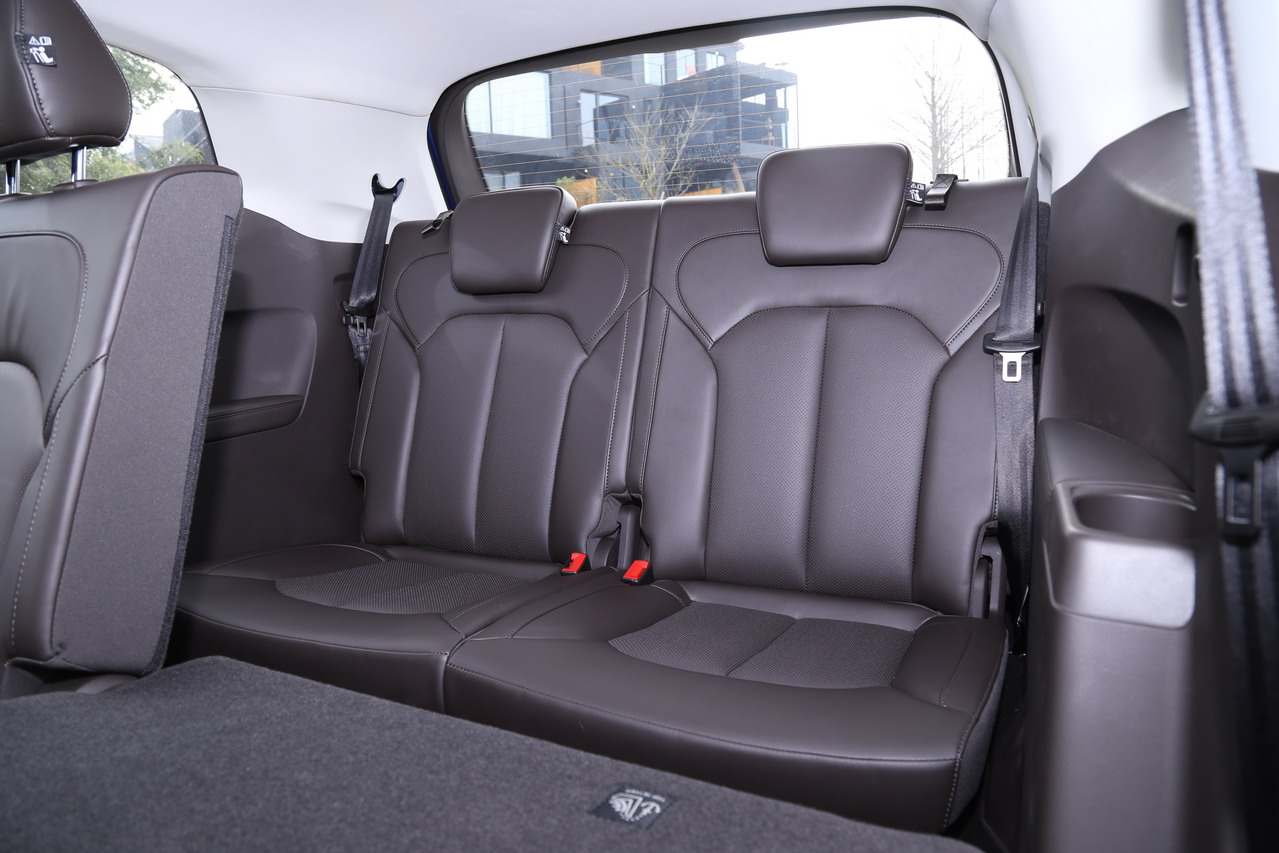 2018款荣威RX8 2.0T自动智联网四驱至尊版