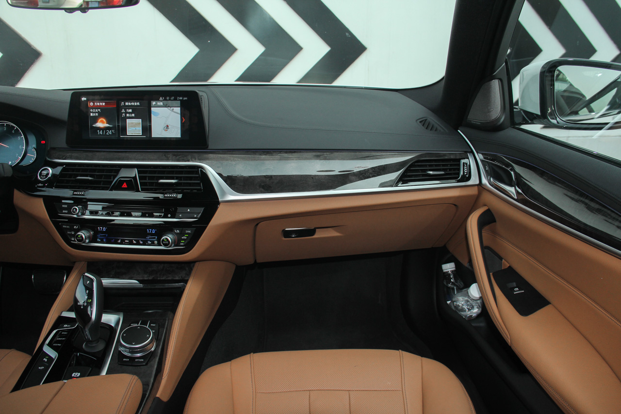 2018款宝马5系2.0T自动530Li领先型 M运动套装