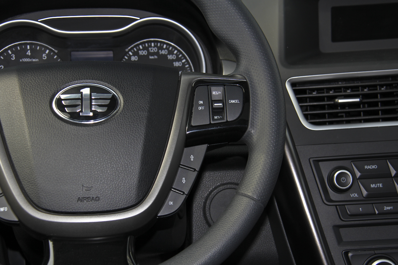 2017款奔腾X80 2.0L自动技术型