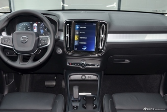 2019款沃尔沃XC40 2.0T四驱正午熔岩红T4