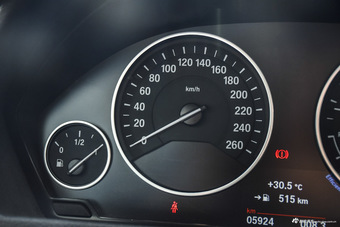 2016款宝马3系 2.0T自动320Li豪华设计套装