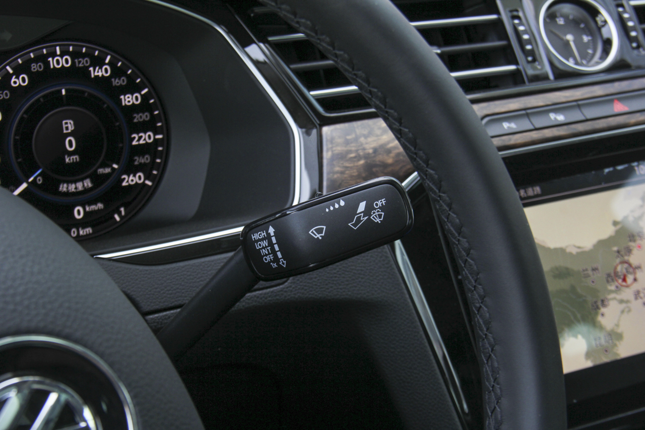 2018款迈腾1.8T自动330TSI DSG尊贵型