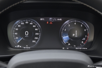 2019款沃尔沃XC40 2.0T四驱运动日暮水晶白T5