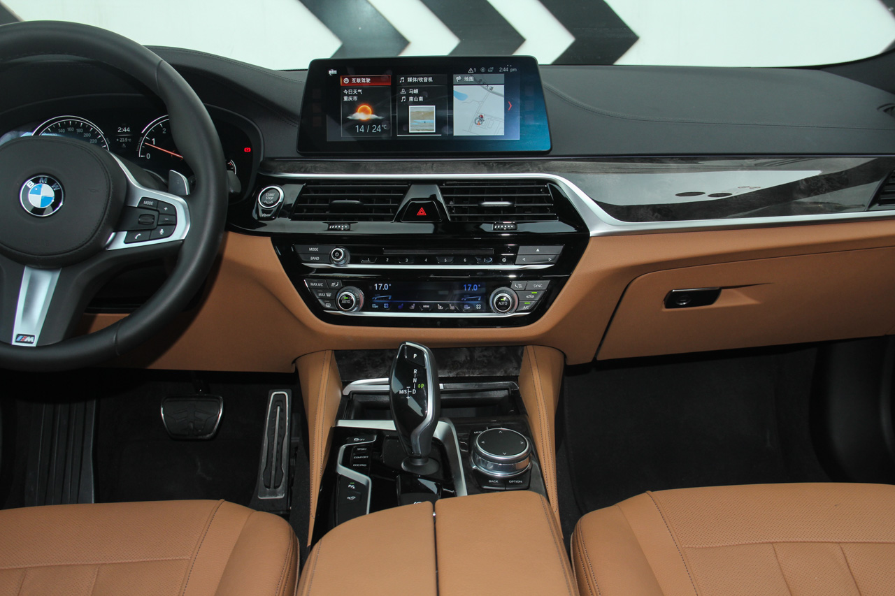 2018款宝马5系2.0T自动530Li领先型 M运动套装