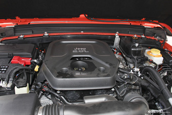 2018款牧马人2.0T自动四门撒哈拉版