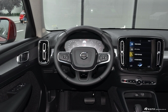 2019款沃尔沃XC40 2.0T四驱正午熔岩红T4