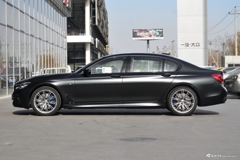 2018款宝马7系740Li 3.0T自动尊享型M运动套装xDrive黑焰版