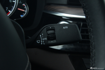 2018款宝马5系2.0T自动530Li尊享型豪华套装