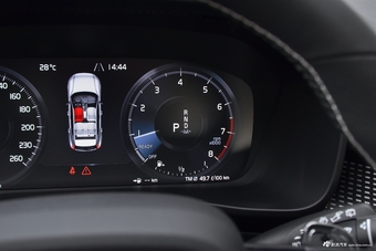 2019款沃尔沃XC40 2.0T四驱运动日暮水晶白T5