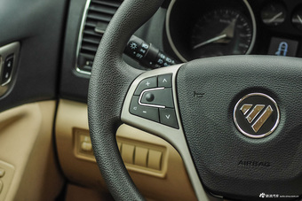 2016款萨瓦纳2.0T手动四驱汽油豪华版5座