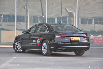 2016款奥迪A8L 3.0T自动45TFSI quattro时尚型