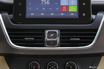 2017款宝骏730 1.5T手动时尚型7座