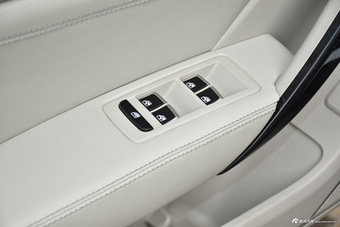 2016款众泰Z700 1.8T自动DCT豪华型 宝石红