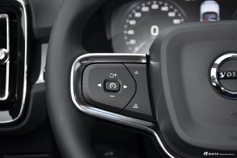 2019款沃尔沃XC40 2.0T四驱正午熔岩红T4