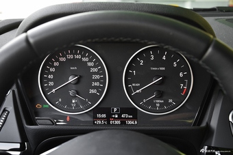 2017款宝马1系118i自动设计套装型