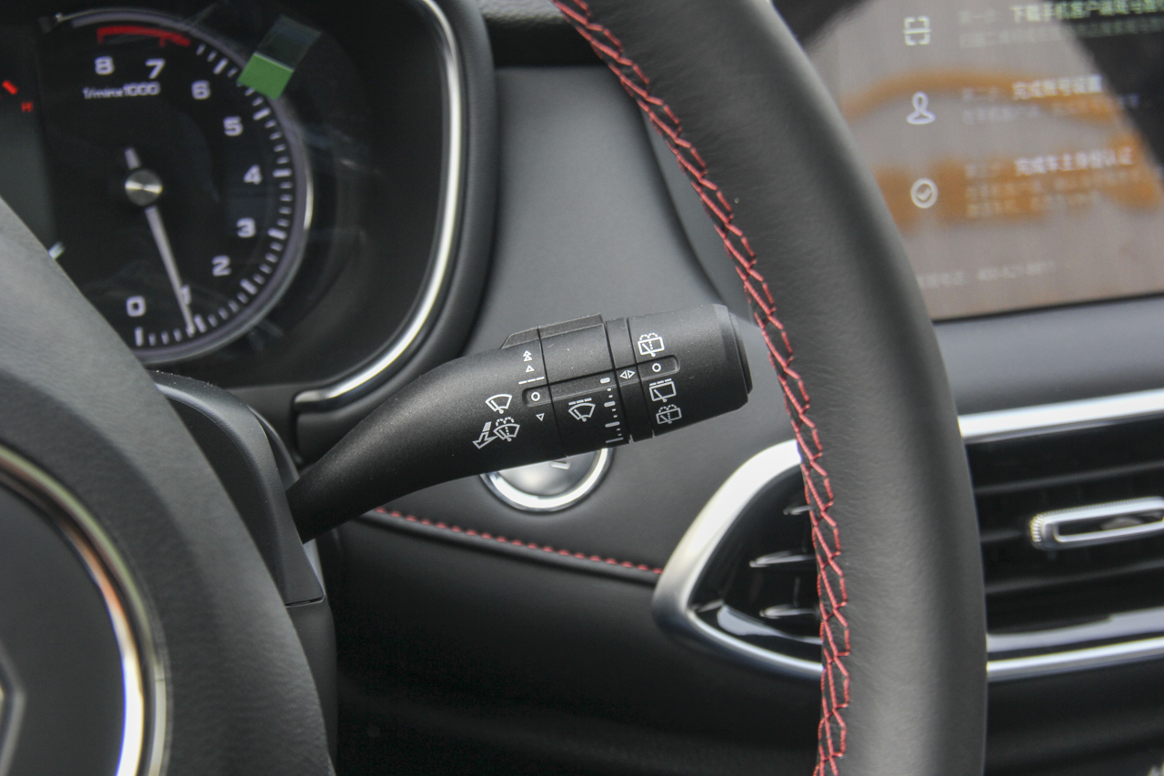 2018款名爵HS 1.5T自动两驱20T荷尔蒙劲情版 