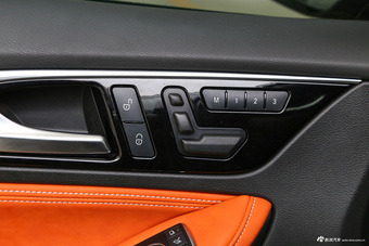 2017款英菲尼迪QX30 2.0T自动四驱运动版