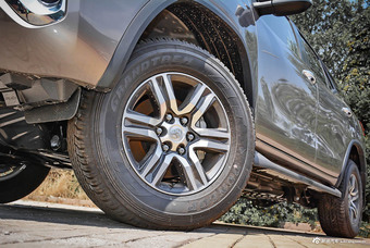 20万真正的越野车 丰田奔跑者性能秒掉同级一切SUV