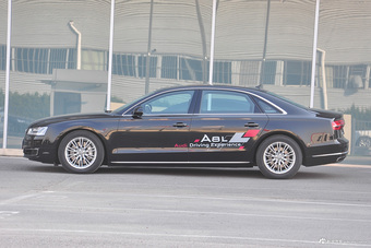 2016款奥迪A8L 3.0T自动45TFSI quattro时尚型