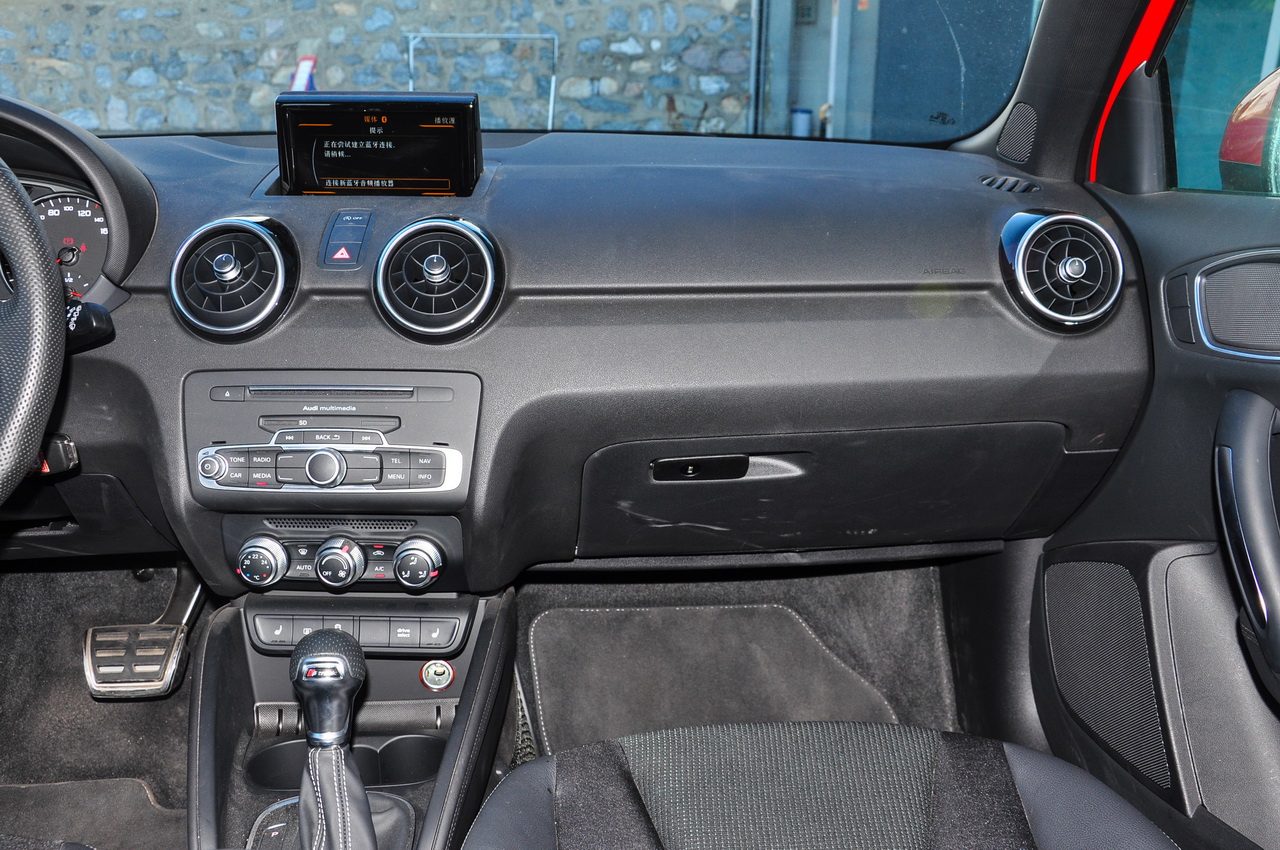 2016款奥迪A1 1.4T 自动30TFSI Sportback S Line运动版