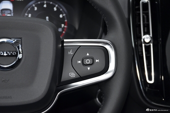 2019款沃尔沃XC40 2.0T四驱正午熔岩红T4