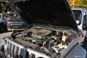 2018款牧马人2.0T自动四门撒哈拉版