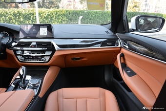 2018款宝马5系改款2.0T自动530Li领先型M运动套装