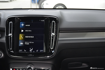 2019款沃尔沃XC40 2.0T四驱运动日暮水晶白T5