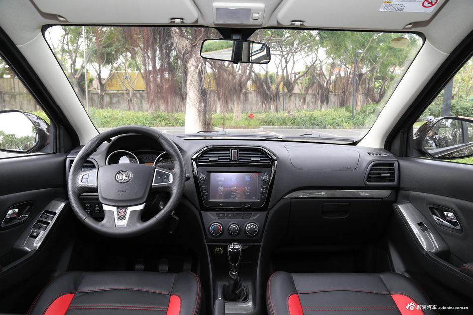 2017款启腾V60 1.5L手动豪华型