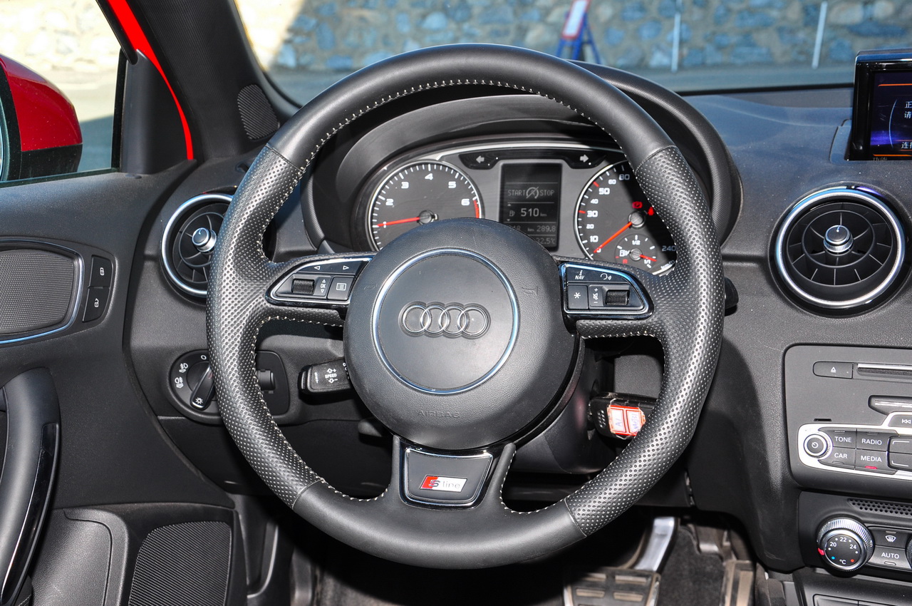 2016款奥迪A1 1.4T 自动30TFSI Sportback S Line运动版