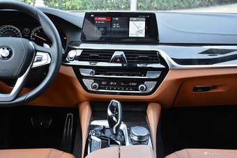 2018款宝马5系改款2.0T自动530Li领先型M运动套装