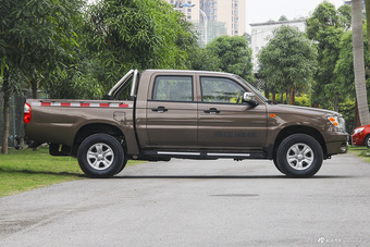 2015款小老虎2.4T手动精英版大双排4D25