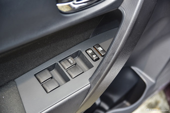 2016款雷凌双擎1.8L自动精英天窗版