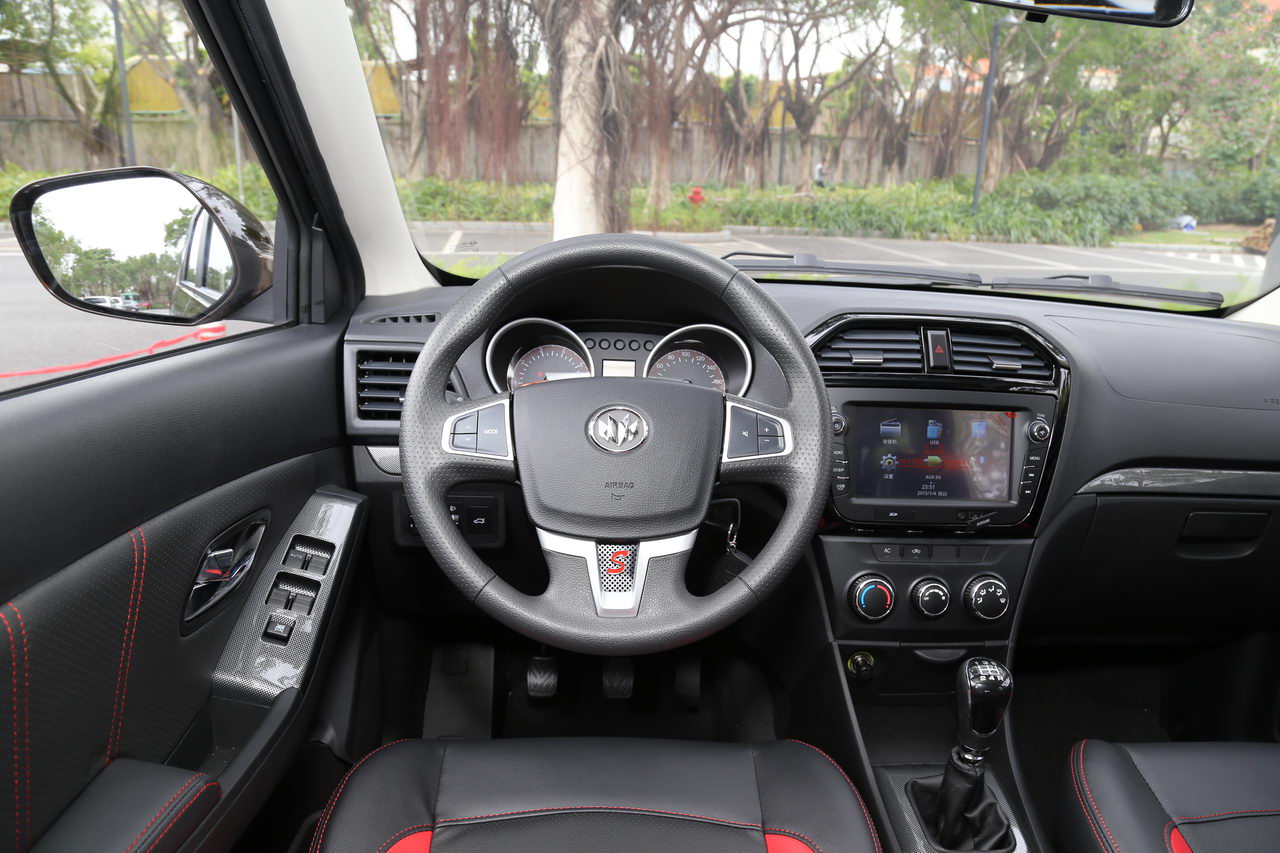 2017款启腾V60 1.5L手动豪华型