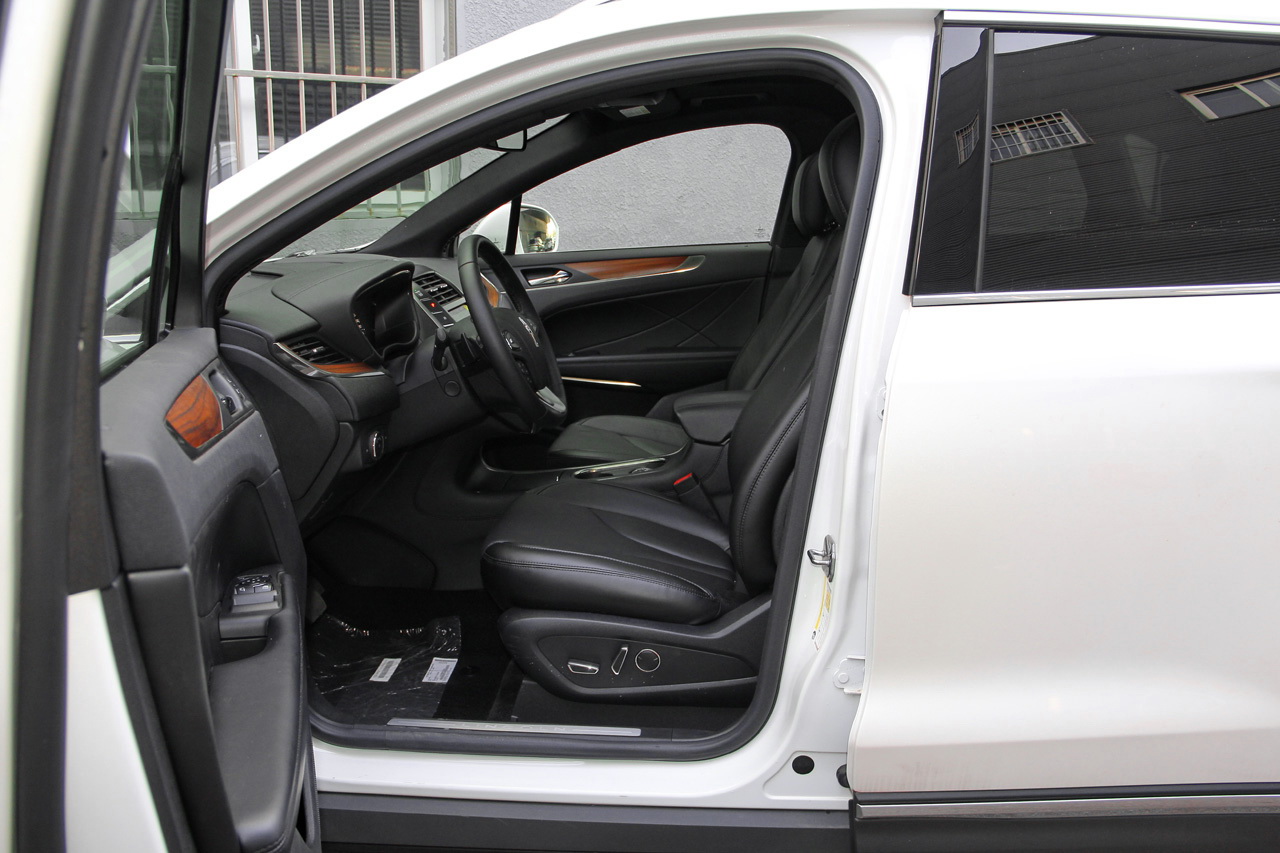 2017款林肯MKC 2.0T自动四驱尊雅版