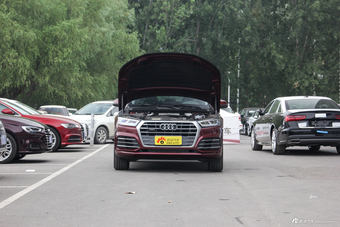 2018款奥迪Q5L 2.0T自动40 TFSI荣享时尚型