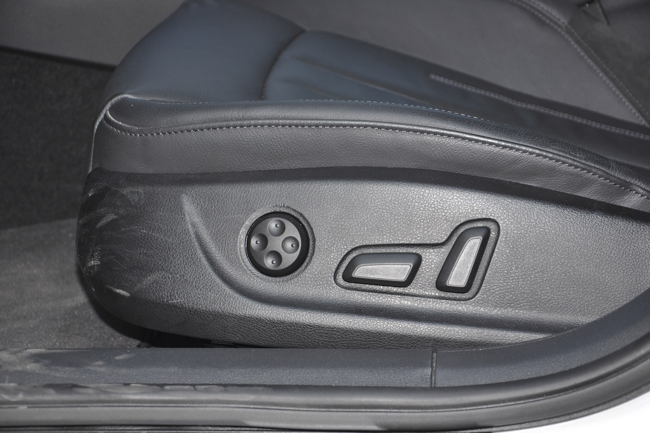 2017款奥迪A4L 2.0T自动45TFSI quattro风尚型