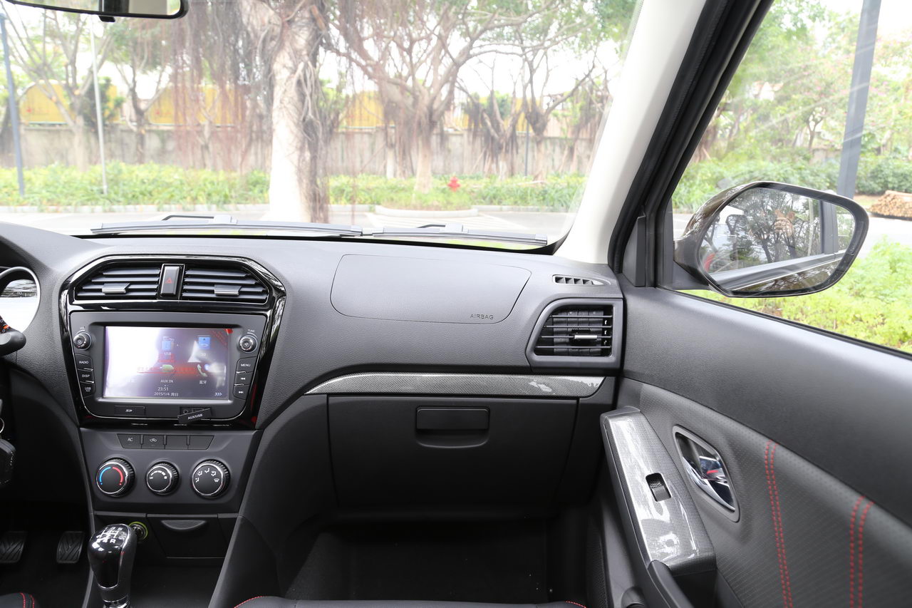 2017款启腾V60 1.5L手动豪华型