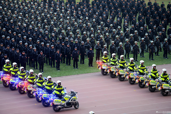 济南公安举行反恐实战演练 堪比大片