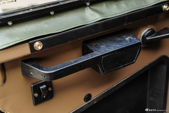 2016款BJ 212 2.0L手动三角门四驱豪华型 国V